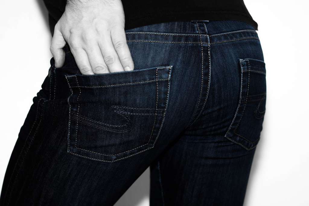 Un hombre tocó las nalgas de una joven de 17 años, pero fue absuelto porque el manoseo duró menos de 10 segundos.