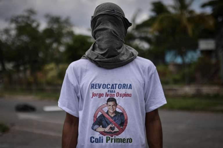 Desde que comenzó el paro nacional, el 28 de abril, según Indepaz, y con datos del 15 de mayo, en Cali han sido asesinadas 27 personas, 14 de ellas a manos de la Policía y el Esmad y 13 por parte de civiles o sujetos sin identificar. Según información de la Secretaría de Seguridad, al menos 500 personas resultaron heridas entre civiles y uniformados y todavía hay un número indeterminado de personas desaparecidas.