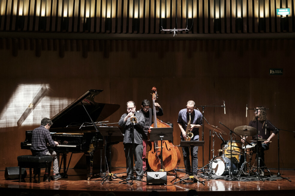 El quinteto Páramo está integrado por Ricardo Narváez (saxofón), Pavel Zuzaeta López (trompeta), Holman Álvarez (piano), Enrique ‘Kike’ Harker (contrabajo) y Ramón Berrocal (batería).  / Gabriel Rojas © Banco de la República