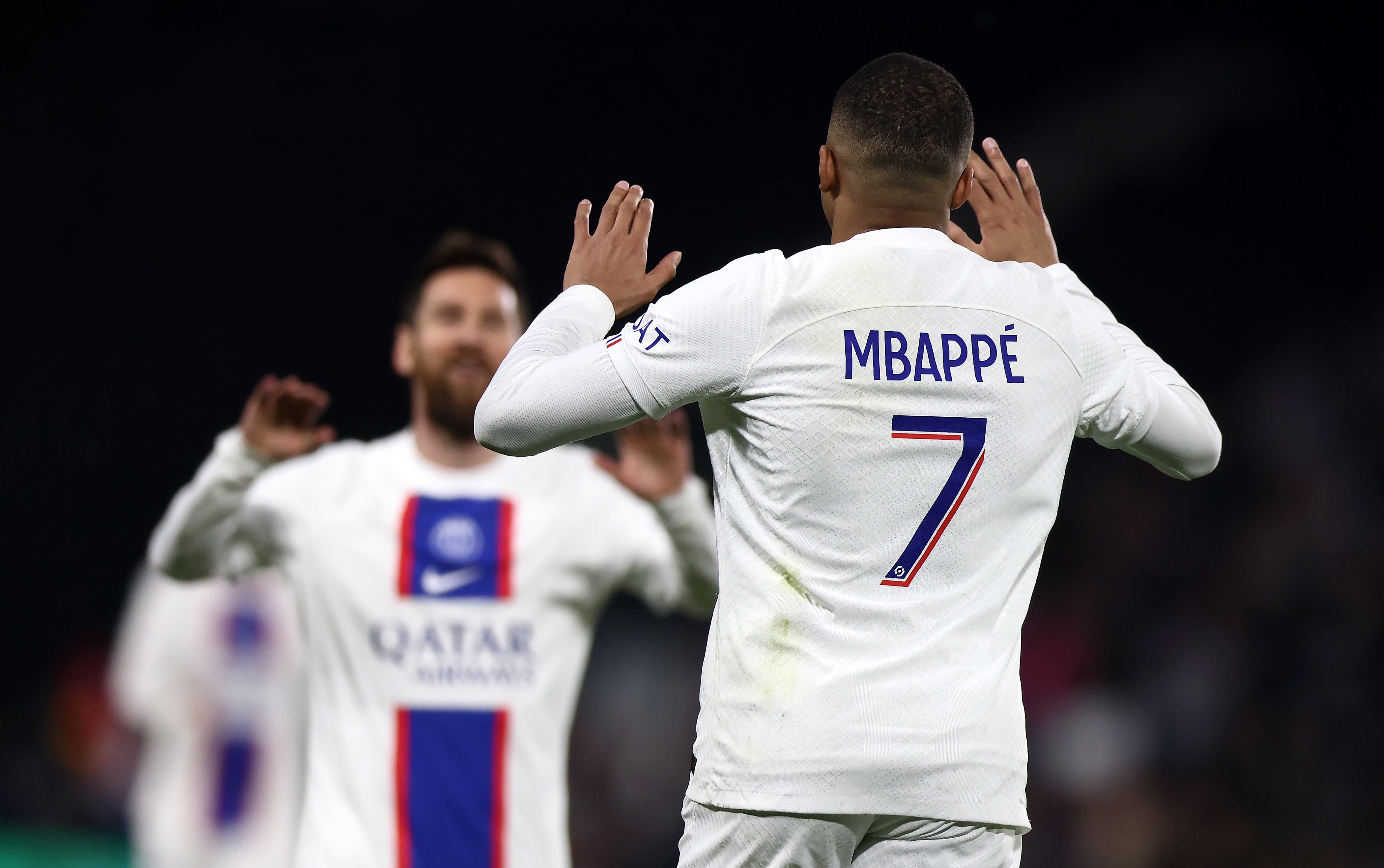 Angers (France), 21/04/2023.- Kylian Mbappe of PSG (back) of Paris reacts with Lionel Messi (L) of PSG after scoring the 0-2 lead goal against Angers goalkeeper Paul Bernardoni (R) during the French Ligue 1 soccer match between Angers and Paris Saint Germain in Angers, France, 21 April 2023. (Francia) EFE/EPA/MOHAMMED BADRA