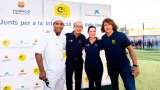 Ronaldinho le mostró a Puyol que su magia sigue intacta