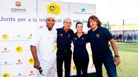Ronaldinho le mostró a Puyol que su magia sigue intacta