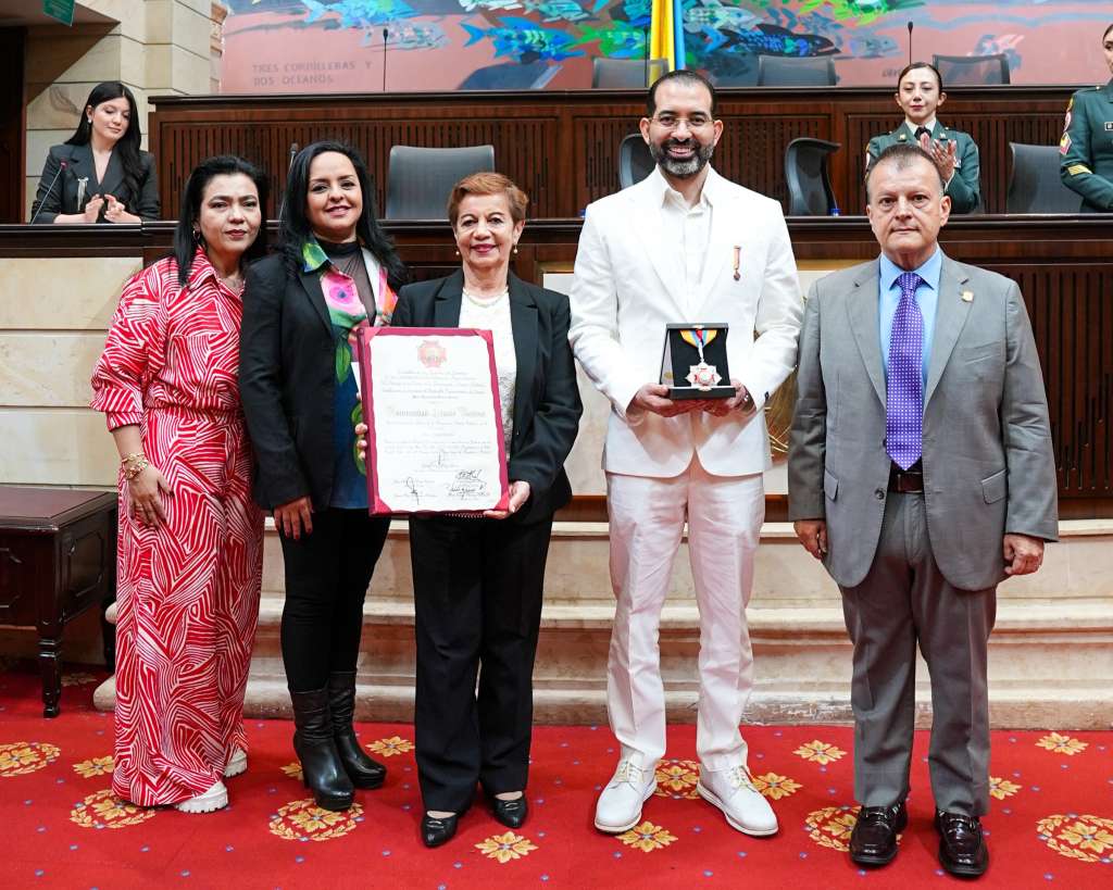 El reconocimiento fue entregado a José Rafael Consuegra Machado, rector encargado, y Yolanda Gallardo, directora general del campus Cúcuta.