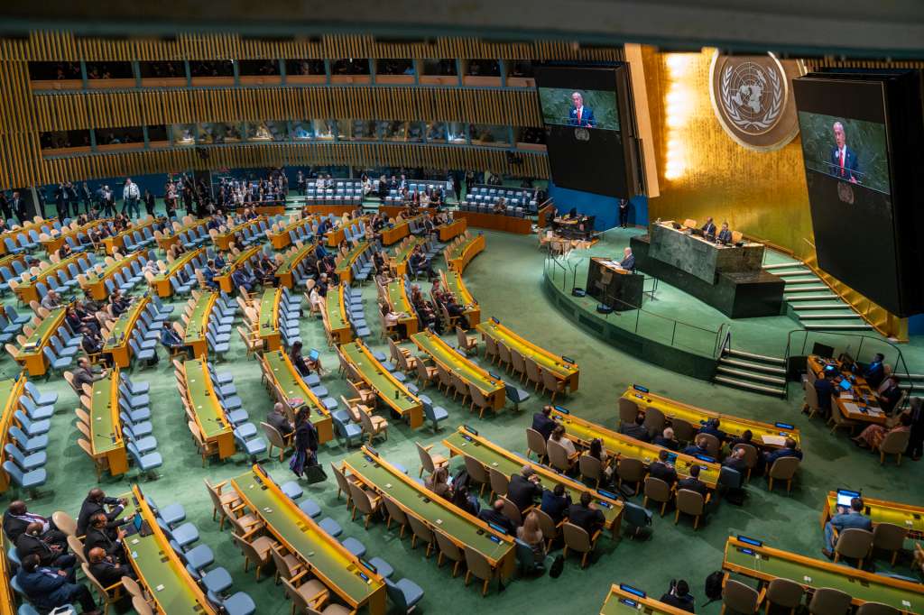 AME2757. NUEVA YORK (ESTADOS UNIDOS), 26/09/2025.- El primer ministro de Israel, Benjamin Netanyahu, habla en la Asamblea General de la Organización de las Naciones Unidas (ONU) este viernes, en Nueva York (Estados Unidos). Decenas de delegados de distintos países se pusieron de pie en el momento en que Netanyahu se dirigía a la Asamblea General de la ONU y se ausentaron a modo de protesta. EFE/ Angel Colmenares