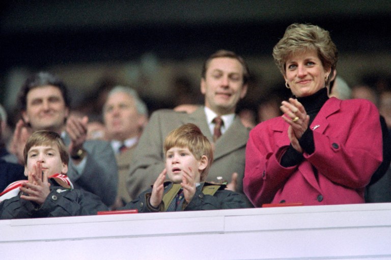 Tras escándalo por la entrevista a Lady Di, Londres contempla reformar la BBC