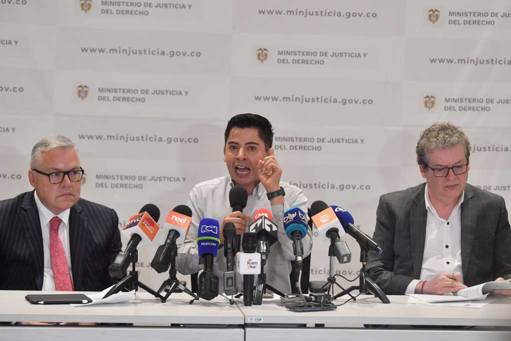 Ministro de Justicia; Ariel Ávila, Senador y Alirio Uribe, Representante a la Cámara, durante la rueda de prensa que ofrecieron ayer para dar a conocer el proyecto de ley de sometimiento que presentarán ante el Congreso de la República (izq-der).