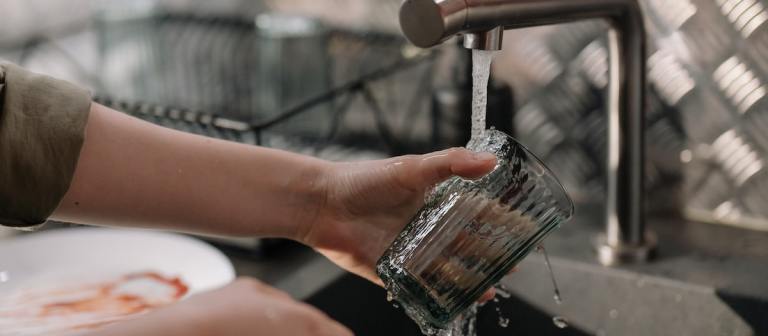 El truco para dejar el lavaplatos impecable solo con un ingrediente