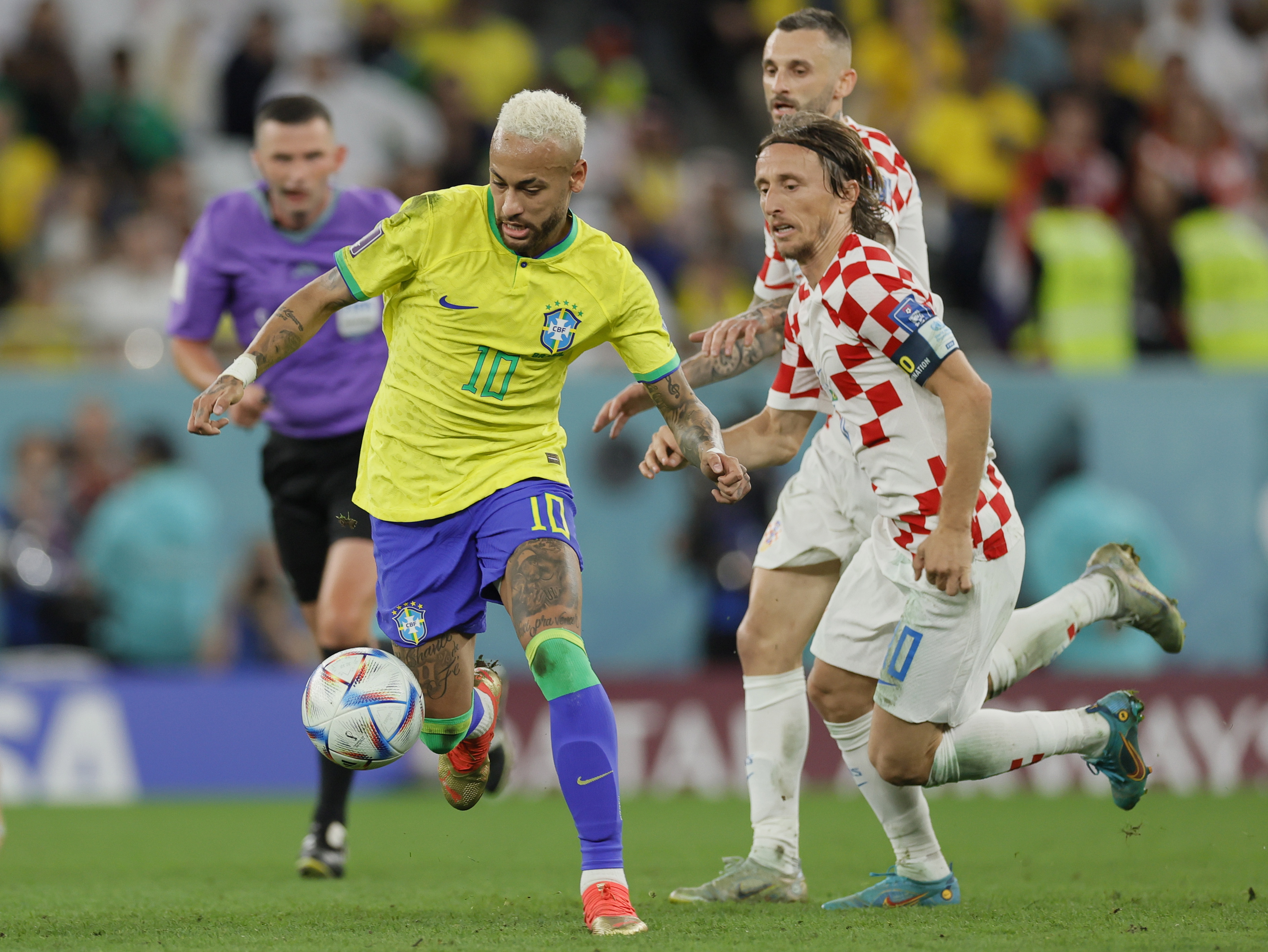 Doha (Qatar), 09/12/2022.- Luka Modric (R) of Croatia in action against Neymar of Brazil during the FIFA World Cup 2022 quarter final soccer match between Croatia and Brazil at Education City Stadium in Doha, Qatar, 09 December 2022. (Mundial de Fútbol, Brasil, Croacia, Catar) EFE/EPA/Ronald Wittek