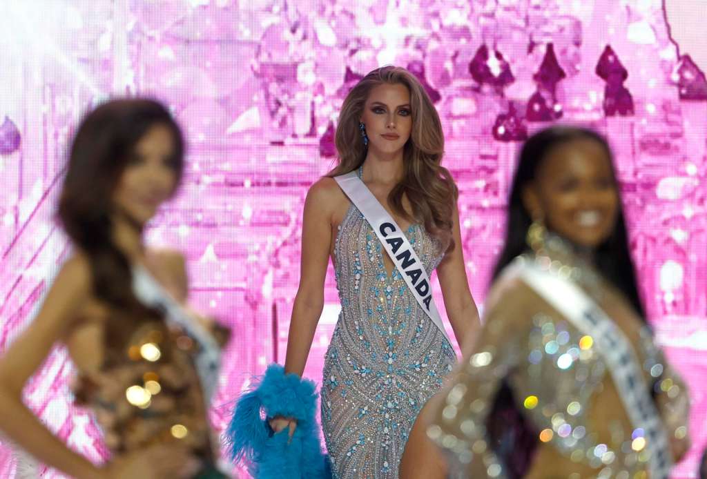 Bangkok (Thailand), 05/11/2025.- Miss Canada Jaime VandenBerg (C) presents on stage during the official Miss Universe 2025 welcome event in Bangkok, Thailand, 05 November 2025. Women representing 120 nations are competing in the 74th edition of the Miss Universe pageant, which will be held in Thailand on 21 November 2025. (Tailandia) EFE/EPA/RUNGROJ YONGRIT