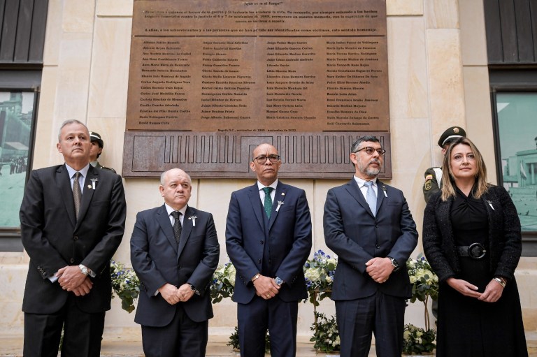 En la conmemoración estuvieron los presidentes de la Comisión de Disciplina Judicial, Alfonso Cajiao Cabrera (primero a la izquierda); de la Corte Constitucional, José Fernando Reyes Cuartas (segundo); de la Corte Suprema de Justicia, Gerson Chaverra Castro (centro); del Consejo de Estado, Milton Chaves García (cuarto); y la presidente del Consejo Superior de la Judicatura, Diana Alexandra Remolina Botía (última de la derecha).