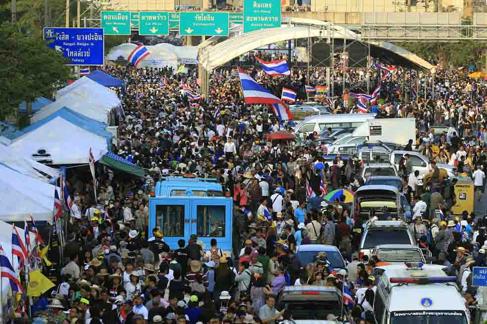 Manifestantes protestan por las calles de Bangkok (Tailandia). Miles de seguidores del movimiento antigubernamental tailandés se movilizan para bloquear Bangkok, en una nueva oleada de protestas que persigue forzar la dimisión del Gobierno interino y la suspensión de las elecciones del 2 de febrero. /EFE