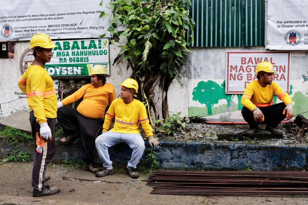 MANDALUYONG (Philippines), 30/09/2025.- Workers sit outside a construction site in Mandaluyong City, Metro Manila, Philippines, 30 September 2025. Asian Development Bank (ADB) lowered its growth outlook for the Philippines from 6 percent to 5.6 percent for the year 2025 and from 6.1 percent to 5.7 percent for the year 2026, Asian Development Outlook (ADO) September 2025 report revealed. (Filipinas) EFE/EPA/ROLEX DELA PENA