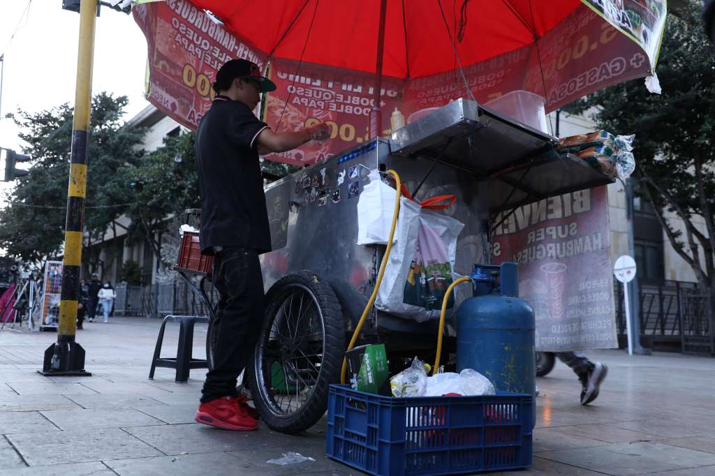 En Bogotá, de los 89.000 vendedores caracterizados, 10.331 corresponden a puestos de comida que cocinan en el espacio público con pipetas o fogones.