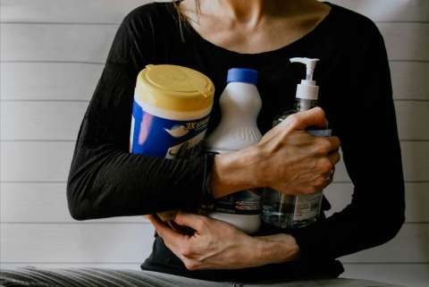 ¿Es seguro usar el agua oxigenada como ingrediente de limpieza del hogar?