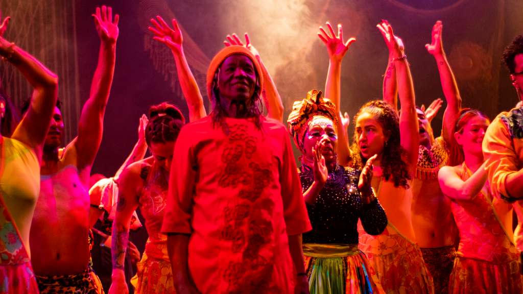 "Entre mares y ríos, mi voz es historia" cuenta con la participación de más de 35 artistas en escena, entre músicos, bailarines, actores y artistas circenses.