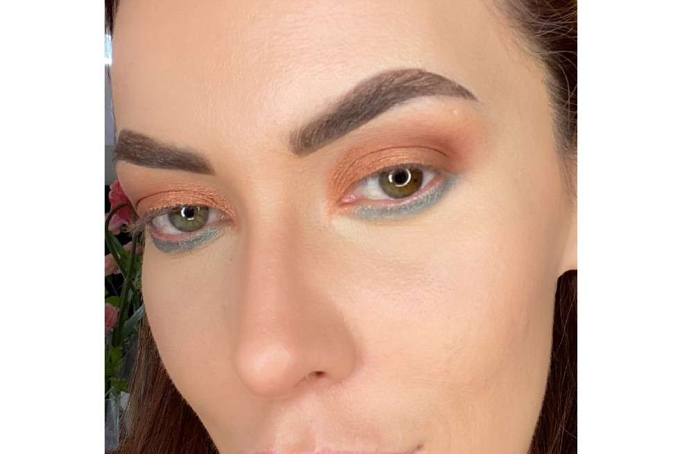 Sigue este tutorial y luce un maquillaje increíble durante la celebración de Navidad.