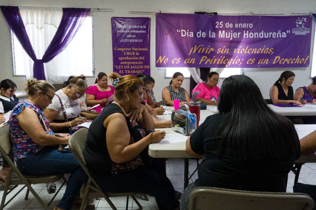 Trabajadoras de la industria textil hondureña cumplen jornadas de hasta 12 horas.