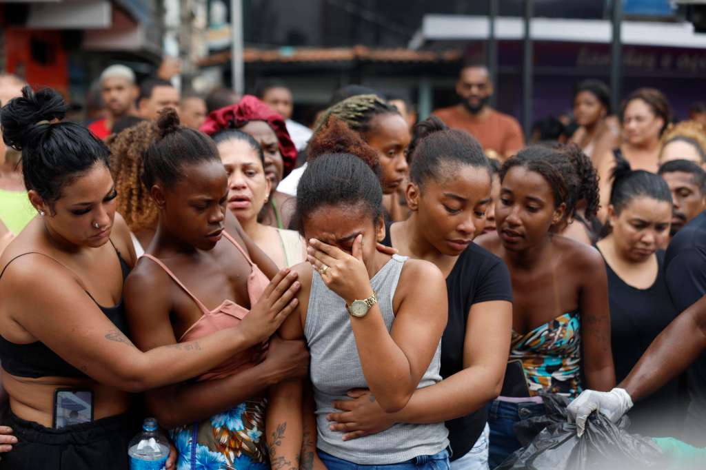 ATENCIÓN EDITORES: CONTENIDO GRÁFICO EXPLICITO AME3043. RÍO DE JANEIRO (BRASIL), 29/10/2025.- Personas lloran en una calle donde se encuentran cuerpos sin vida este miércoles, en Río de Janeiro (Brasil). Al menos 40 cuerpos sin vida fueron encontrados por los habitantes de las favelas de Río de Janeiro que ayer fueron escenario de una letal operación policial y fueron colocados por los vecinos en una plaza del barrio de Penha, según pudo confirmar EFE, que acompañó el rescate de algunos de los cadáveres. EFE/ Antonio Lacerda