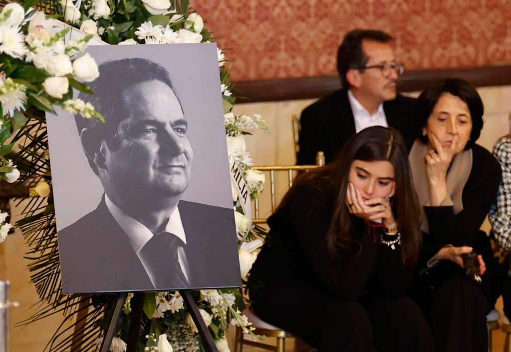 AME761. BOGOTÁ (COLOMBIA), 09/05/2026.- Familiares y amigos del exvicepresidente colombiano Germán Vargas Lleras asisten a su funeral este sábado, en el Palacio de San Carlos, en Bogotá (Colombia). Vargas Lleras murió a los 64 años de edad a consecuencia de un tumor cerebral. EFE/ Mauricio Dueñas Castañeda