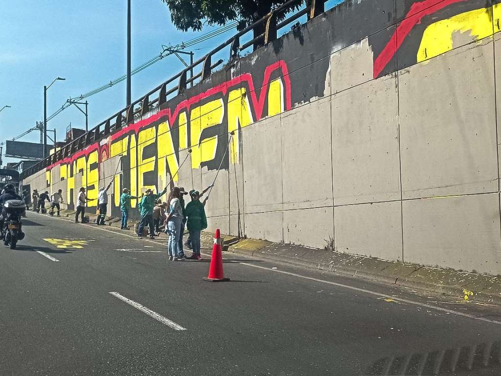 El mural pintado para exaltar la lucha de las buscadoras de La Comuna 13 duró menos de 12 horas, pues fue removido por funcionarios de la Alcaldía de Medellín.