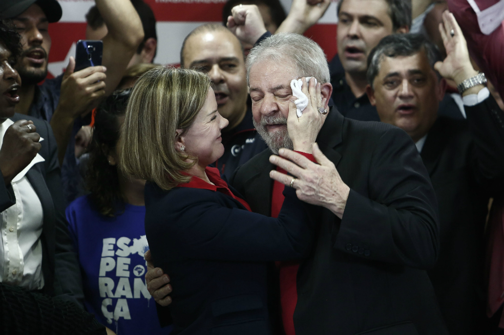 Gleisi Hoffmann, presidenta del partido, consuela al exmandatario Lula. / AFP