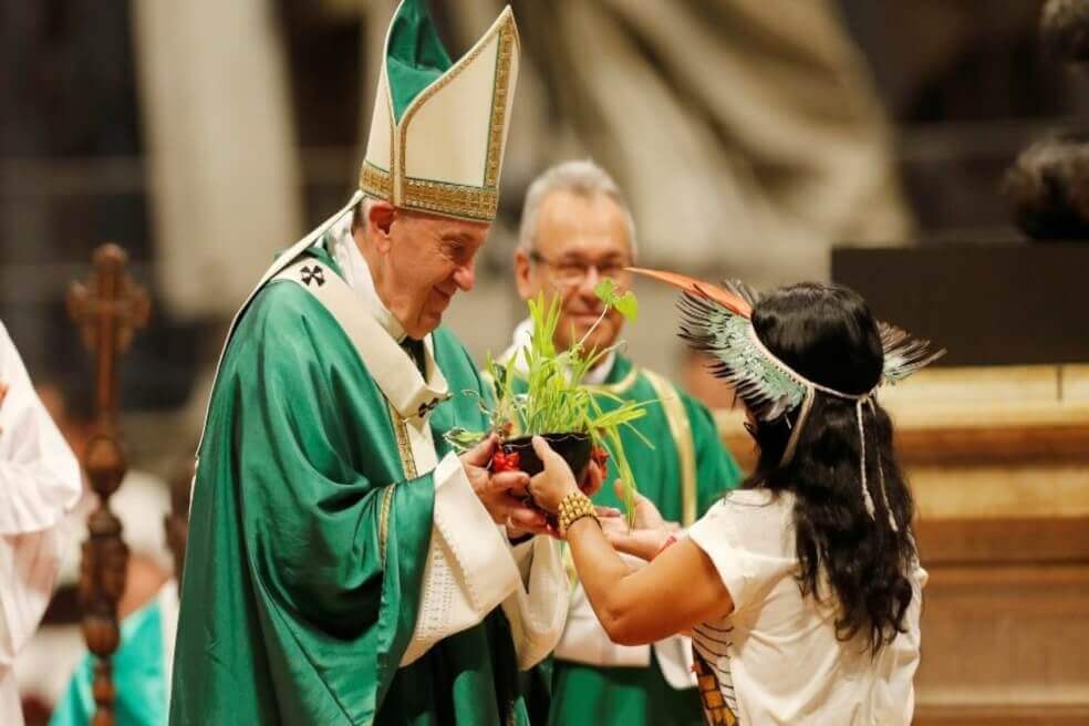 Francisco recibe una planta en la misa de clausura del Sínodo por la Amazonia, en octubre del año pasado en El Vaticano. / Vatican News