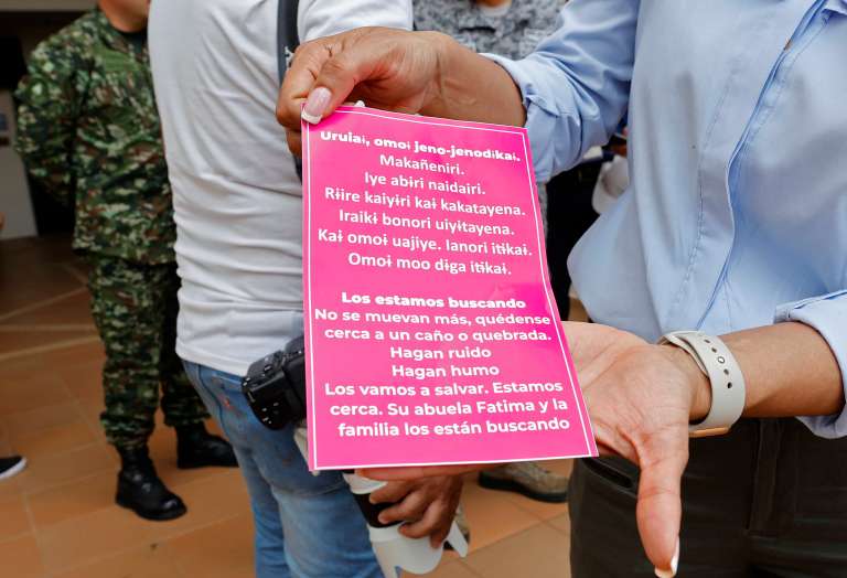 AME333. SAN JOSÉ DEL GUAVIARE (COLOMBIA), 20/05/2023.- Fotografía de un cartel en lengua uitoto, nativa de los niños Mukutuy, y en español, con un mensaje dirigido a los menores perdidos desde hace 20 días después de un accidente aéreo en el sur de Colombia, previo a que un grupo de soldados se dirijan a la zona de búsqueda, hoy, desde la Vigésima Segunda Brigada de Selva en San José del Guaviare (Guaviare). Los equipos de rescate han intensificado en los últimos días la búsqueda en la zona selvática del sur del país donde el pasado 1 de mayo se accidentó un avión para tratar de encontrar con vida a Lesly Mukutuy, de 11 años; a Soleiny Mukutuy, de 9 años; a Tien Noriel Ronoque Mukutuy, de 4 años, y al bebé de 11 meses Cristin Neruman Ranoque. EFE/ Mauricio Dueñas Castañeda