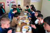 La empresa privada apoya programa de alimentos para niños