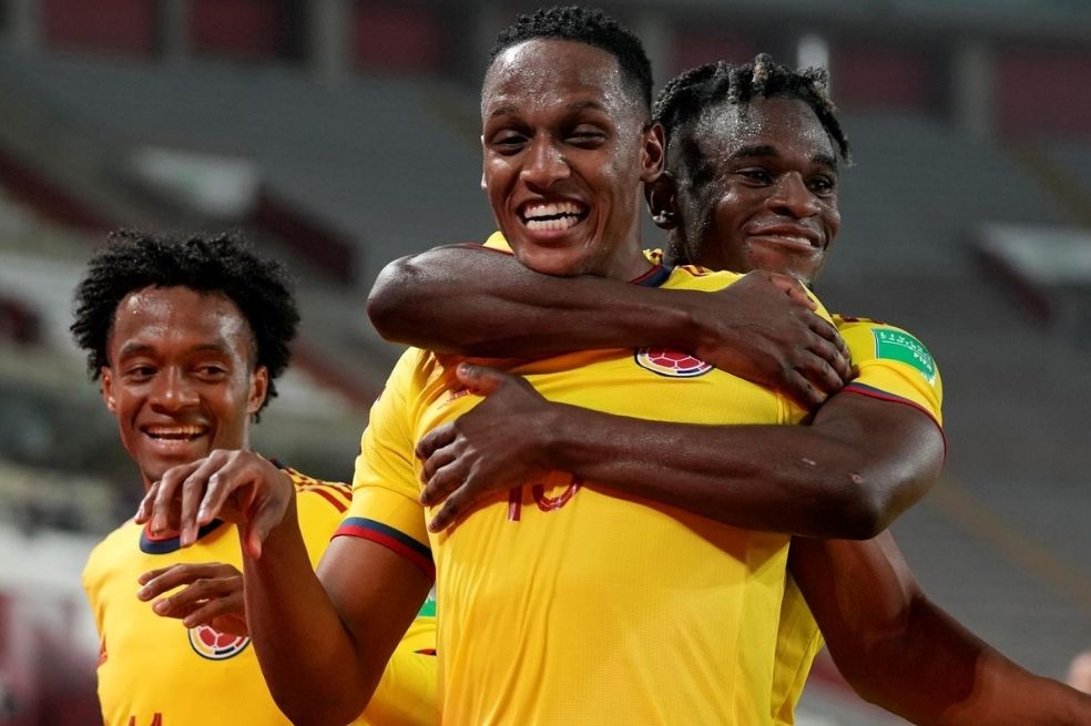 Yerry Mina anotó en el partido entre Perú y Colombia.
