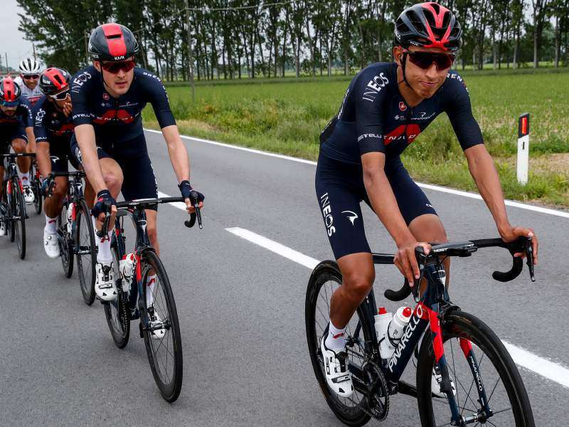 El ruso Pavel Sivakov (izq.) era uno de los principales escuderos de Egan Bernal en el Giro de Italia 2021. / AFP
