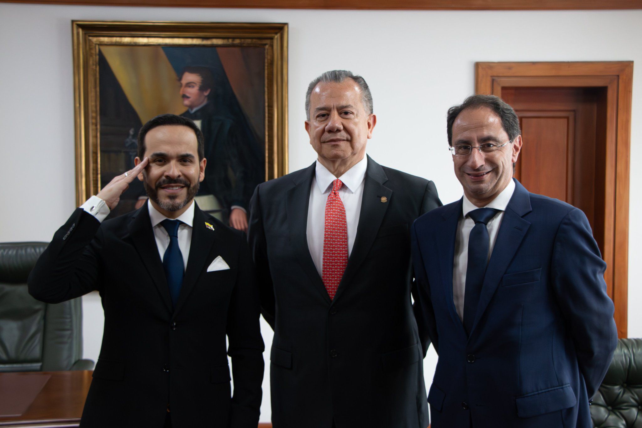 El presidente electo, Abelardo De la Espriella; el vicepresidente de la Corte Suprema de Justicia, el magistrado Hugo Quintero; vicepresidente electo, José Manuel Restrepo.