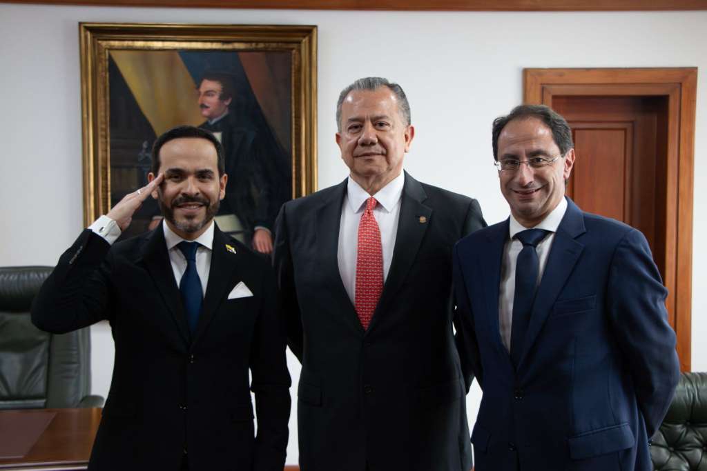 El presidente electo, Abelardo De la Espriella; el vicepresidente de la Corte Suprema de Justicia, el magistrado Hugo Quintero; vicepresidente electo, José Manuel Restrepo.