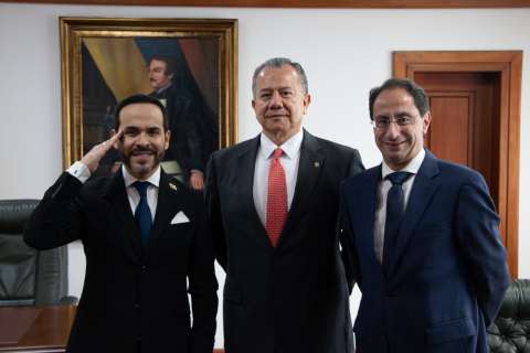 Primera cita de De la Espriella con credencial presidencial fue con altas cortes