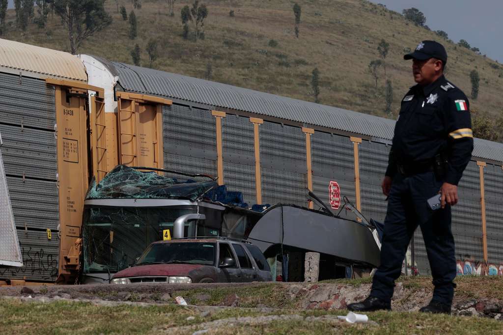 MEX2061. ATLACOMULCO (MÉXICO), 08/09/2025.- Un integrante de la Policía resguarda la zona donde ocurrió el accidente entre un ferrocarril y un autobús este lunes, en Atlacomulco (México). Al menos ocho muertos y más de 40 lesionados dejó un accidente en una carretera del central Estado de México, luego de que un ferrocarril impactó a un autobús de pasajeros de doble piso, informaron autoridades de Protección Civil estatales. EFE/Felipe Gutiérrez
