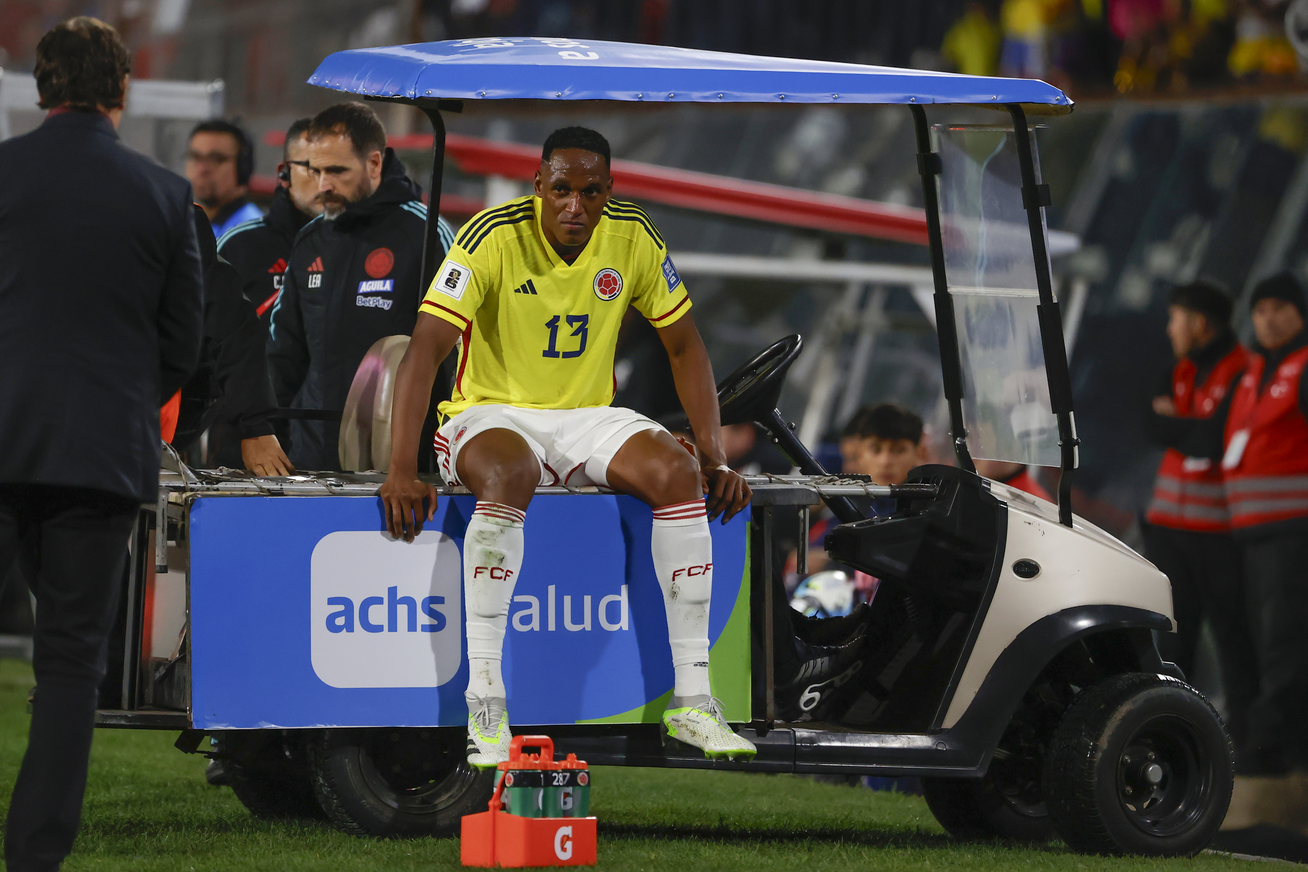 AMDEP9324. SANTIAGO DE CHILE (CHILE), 12/09/2023.- Yerry Mina de Colombia sale para recibir atención médica hoy, en un partido de las Eliminatorias Sudamericanas para la Copa Mundial de Fútbol 2026 entre Chile y Colombia, en el estadio Monumental en Santiago de Chile (Chile). EFE/ Elvis González