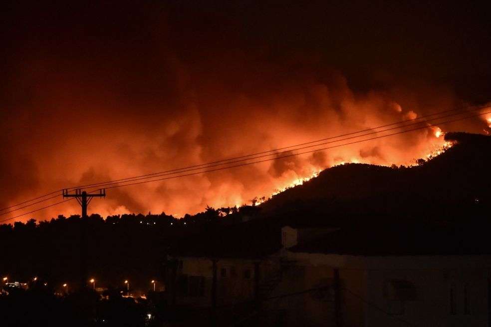 En Grecia, los bomberos batallan con los incendios en las zonas aledañas a Atenas, donde la situación está a punto de salirse de control.
