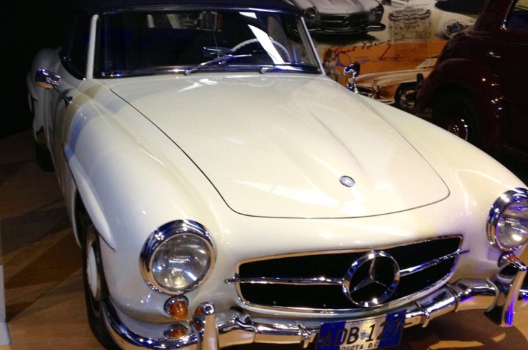 Estos son los autos antiguos y clásicos que están en el Salón?