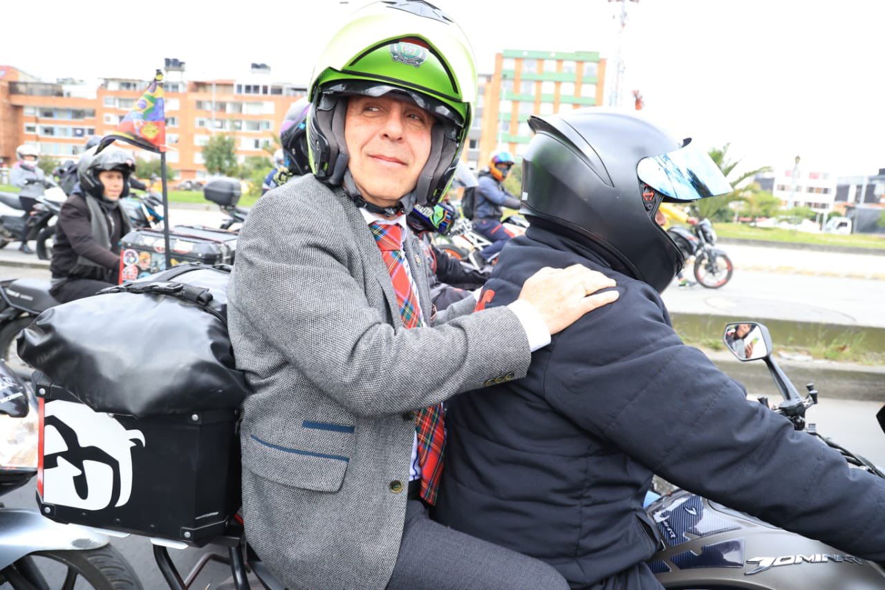 Al ministro Guillermo Reyes lo llevaron de parrillero al finalizar la conversación con los motociclistas.