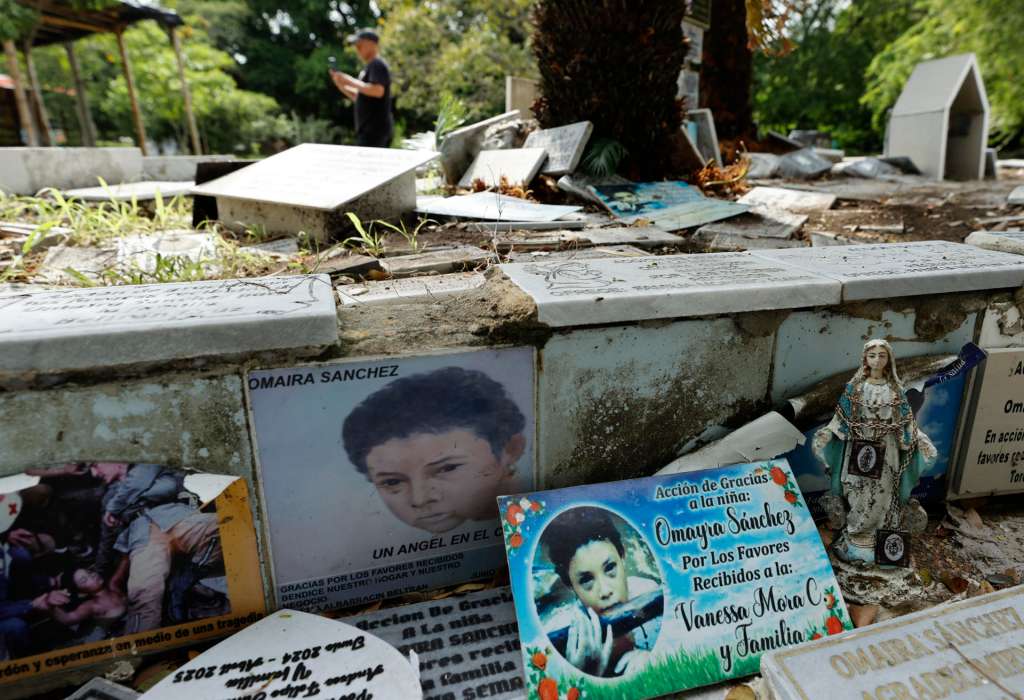 AME8277. ARMERO (COLOMBIA), 12/11/2025.- Fotografía del 5 de noviembre de 2025 que muestra lápidas con el imagen de Omaira en un altar, en Armero (Colombia). La imagen de la pequeña Omaira sepultada por el lodo y condenada a morir en Armero (Colombia) tras la erupción del Nevado del Ruiz hace 40 años se quedó grabada en el subconsciente colectivo de toda una generación y sobre todo en la memoria de dos periodistas que cubrieron la tragedia. EFE/ Mauricio Dueñas Castañeda