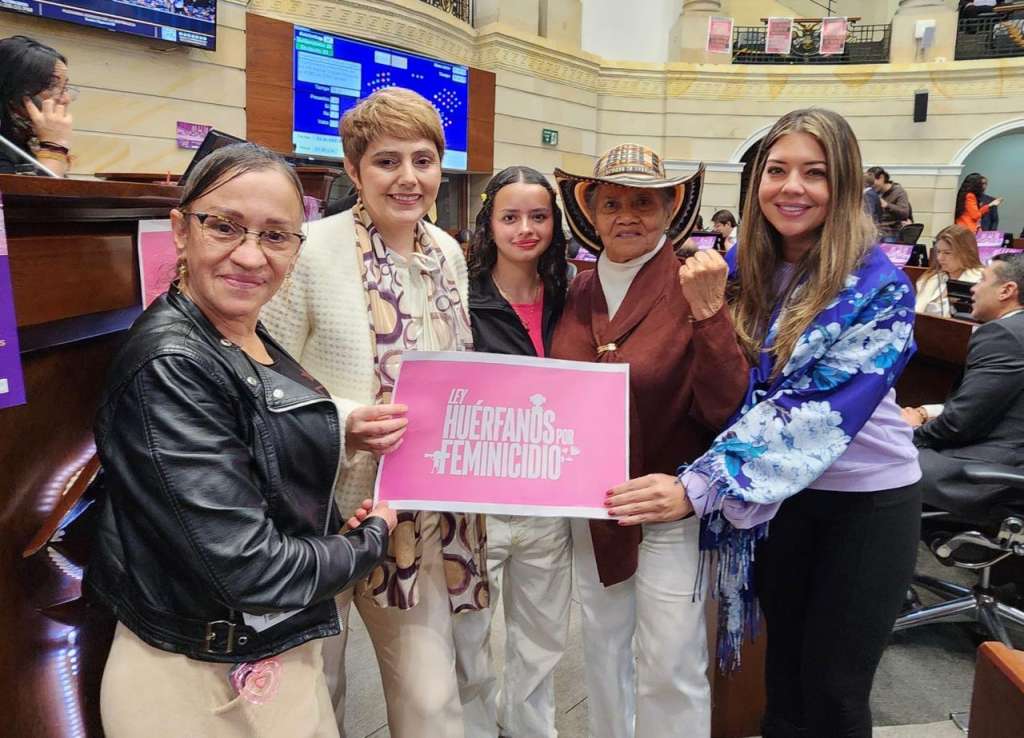 Por primera vez en Colombia se aprueba un proyecto de ley que reconoce a las víctimas indirectas del feminicidio.