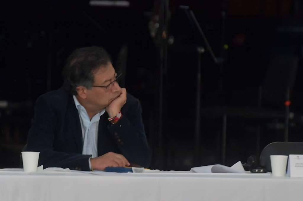 Presidente de la República, durante la  conmemoración de los 8 años de la firma del acuerdo de paz entre gobierno y FARC, junto a él estuvieron Manuela Marín, delegada de Comunes en la CSIVI; Gloria Cuartas, directora de la Unidad de Implementación del Acuerdo de Paz; la secretaria DiCarlo, Juan Fernando Cristo, ministro del Interior, y Rodrigo Londoño, presidente del partido Comunes y último excomandante de la extinta guerrilla de las FARC.