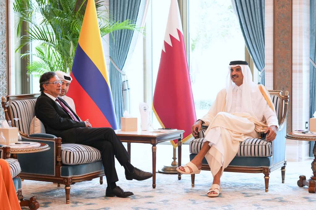 DOH400. DOHA (CATAR), 13/02/2025.- Fotografía cedida por la Presidencia de Colombia del mandatario de Colombia Gustavo Petro (i), durante una reunión este jueves con el emir de Catar, Tamim bin Hamad Al Thani en Doha (Catar). El presidente de Colombia, Gustavo Petro, pidió al emir de Catar, Tamim bin Hamad Al Thani, que medie para la liberación del colombo-israelí Elkana Bohbot, quien fue secuestrado por Hamás durante los ataques del 7 de octubre de 2023 en el festival de música de Reim. EFE/ Presidencia de Colombia /SOLO USO EDITORIAL NO VENTAS /SOLO DISPONIBLE PARA ILUSTRAR LA NOTICIA QUE ACOMPAÑA (CRÉDITO OBLIGATORIO)