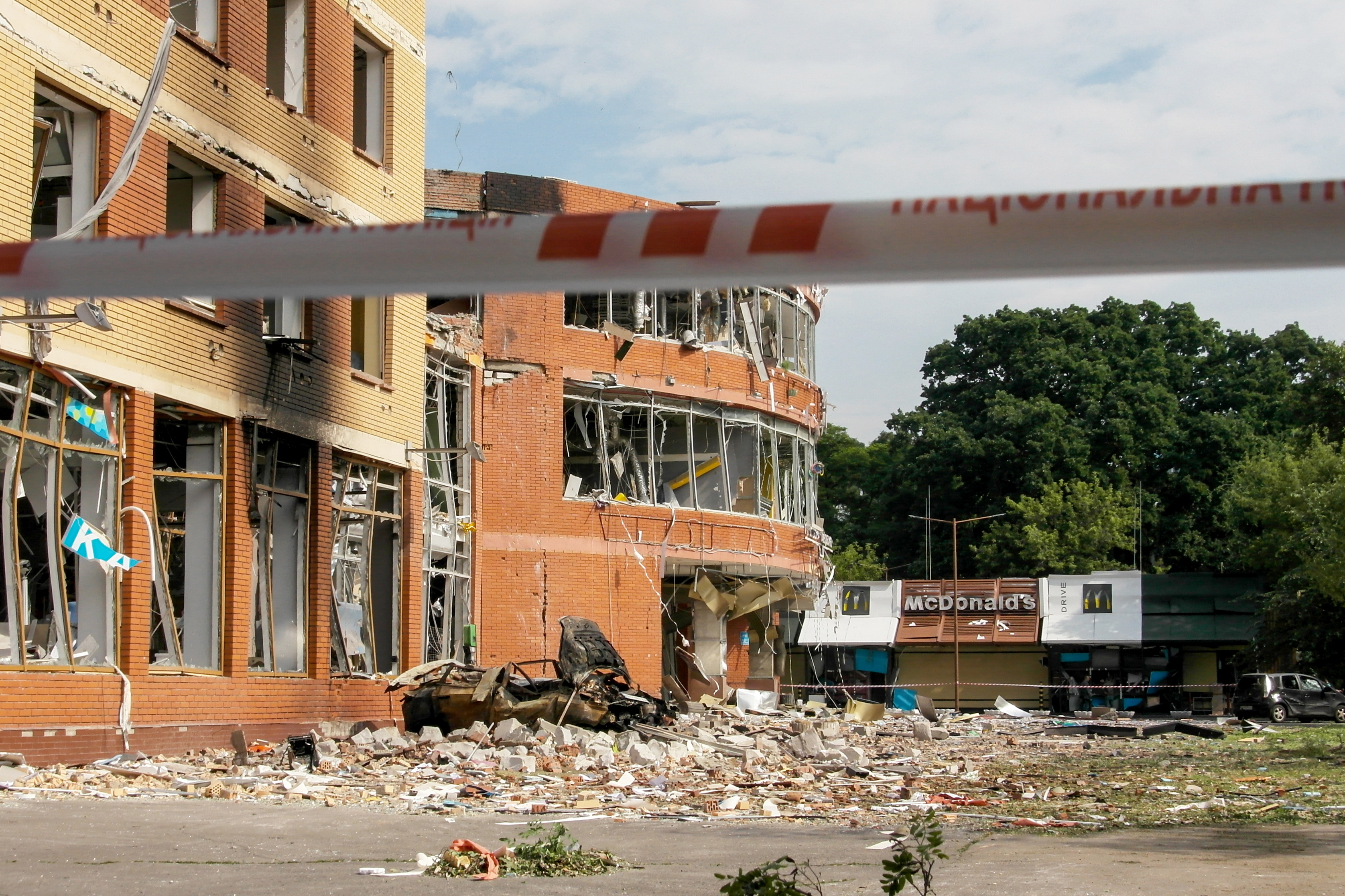 Odesa (Ukraine), 14/06/2023.- Debris outside a damaged apartment block after a missile strike in Odesa, southern Ukraine, 14 June 2023, amid the Russian invasion. At least three people were killed and 13 others injured after a missile strike on Odesa, the Ukrainian Interior Ministry reported. Russian troops entered Ukraine on 24 February 2022 starting a conflict that has provoked destruction and a humanitarian crisis (Rusia, Ucrania) EFE/EPA/IGOR TKACHENKO