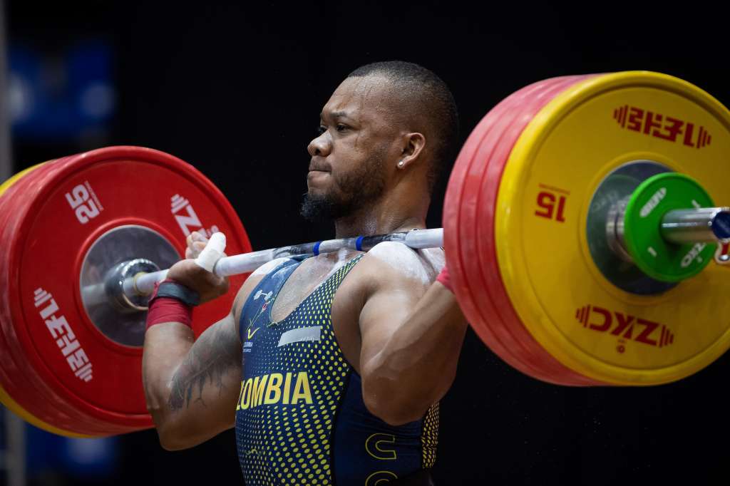 AME2996. BOGOTÁ (COLOMBIA), 09/08/2024.- Fotografía de archivo del 27 de febrero de 2024 de Yeison López de Colombia compitiendo en 98kg masculino, durante el Campeonato Panamericano de Halterofilia en Caracas (Venezuela). López aseguró que la medalla de plata en levantamiento de pesas ganada este viernes en los Juegos Olímpicos de París es "el comienzo de otro sueño" y lo celebró al estilo de Cristiano Ronaldo, de quien dijo que le sirve de inspiración. EFE/ Rayner Peña R.