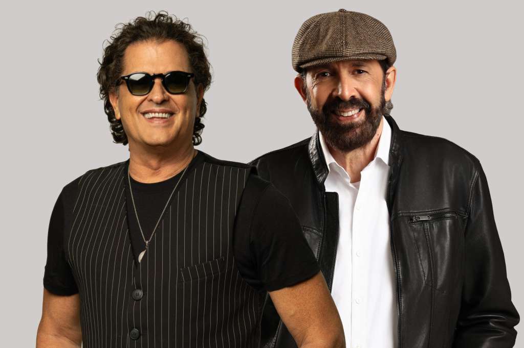 USA115. MIAMI (ESTADOS UNIDOS), 21/04/2026.- Fotografía cedida por Nevarez Communications donde aparece el colombiano Carlos Vives (i) y el dominicano Juan Luis Guerra. Vives presentó este martes su nuevo sencillo 'Buscando el mar', una esperada colaboración con Guerra que rinde tributo a Gabriel García Márquez. EFE/ Nevarez Communications /SOLO USO EDITORIAL/ NO VENTAS/ SOLO DISPONIBLE PARA ILUSTRAR LA NOTICIA QUE ACOMPAÑA (CRÉDITO OBLIGATORIO)