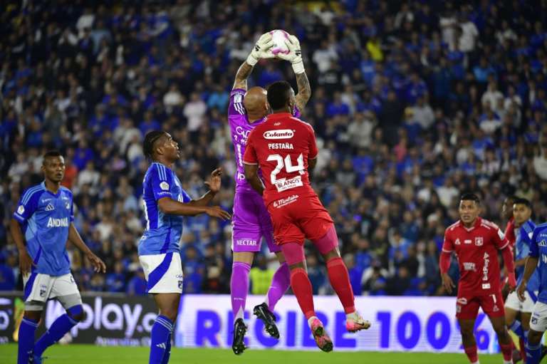 La polémica apareció temprano: el árbitro Wilmar Roldán revisó en el VAR un posible penalti por mano de Jorge Arias, que no se sancionó.