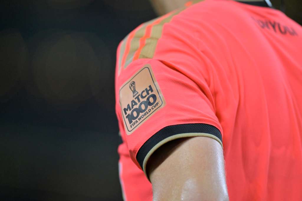 GR7216. MONTERREY (MÉXICO), 20/06/2026.- Fotografía donde se ve un parche conmemorativo por los 1000 partidos en las Copas del Mundo en la camiseta del árbitro rumano Istvan Kovacs este sábado, durante un partido del grupo F del Mundial de la FIFA 2026 entre Túnez y Japón en el estadio BBVA en Monterrey (México). EFE/ Miguel Sierra