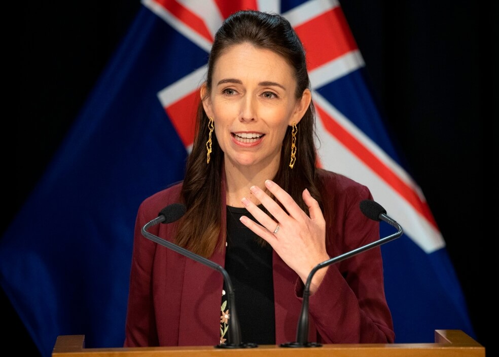 La primera ministra de Nueva Zelanda, Jacinda Ardern, parte como favorita en las elecciones del sábado, en las que su Partido Laborista tiene posibilidades de obtener una victoria histórica que podría permitirle gobernar en solitario.