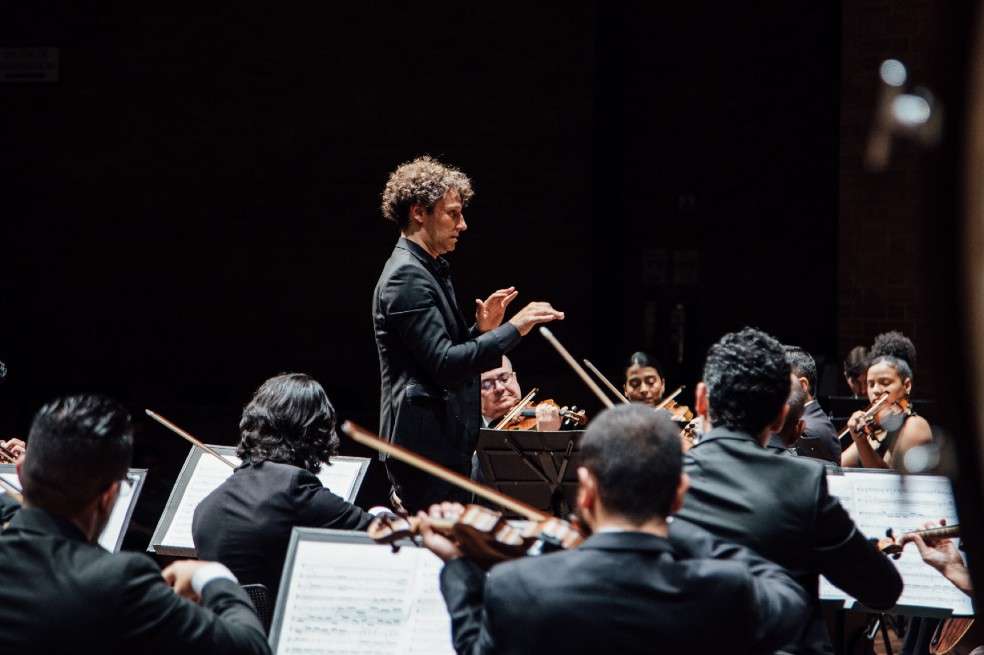 La Orquesta Filarmónica de Medellín se ha caracterizado por combinar el repertorio orquestal de diferentes periodos con versiones sinfónicas de música popular, como parte de su estrategia de apropiación social.