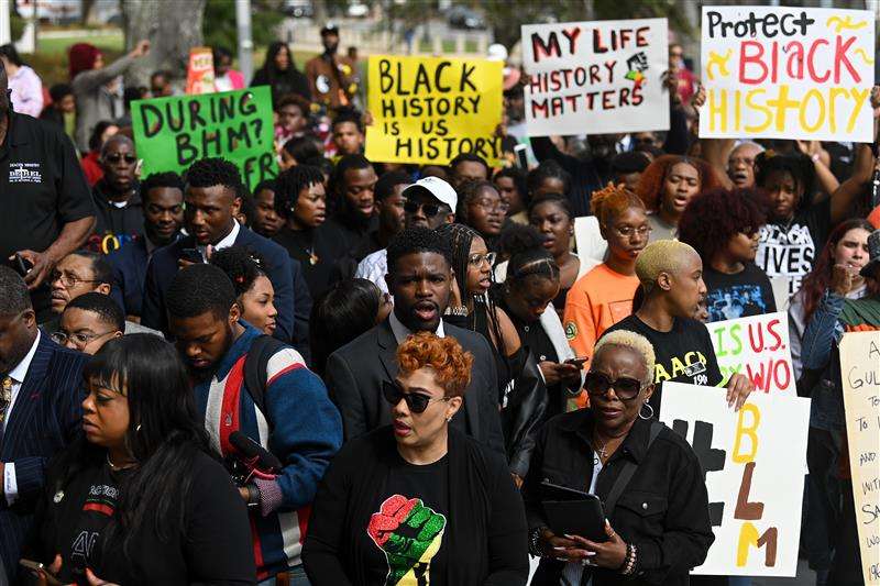 En 2023, se organizó una protesta en Florida contra la eliminación de cursos de estudios afroamericanos por la ley “Stop WOKE”.